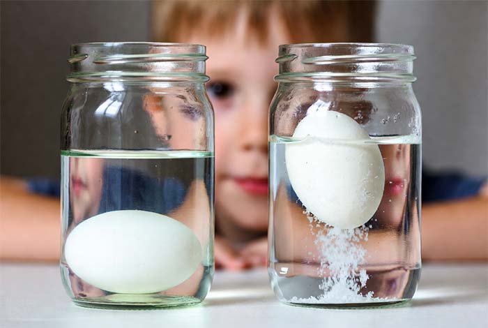 تخم‌مرغ معلق در آب نمک